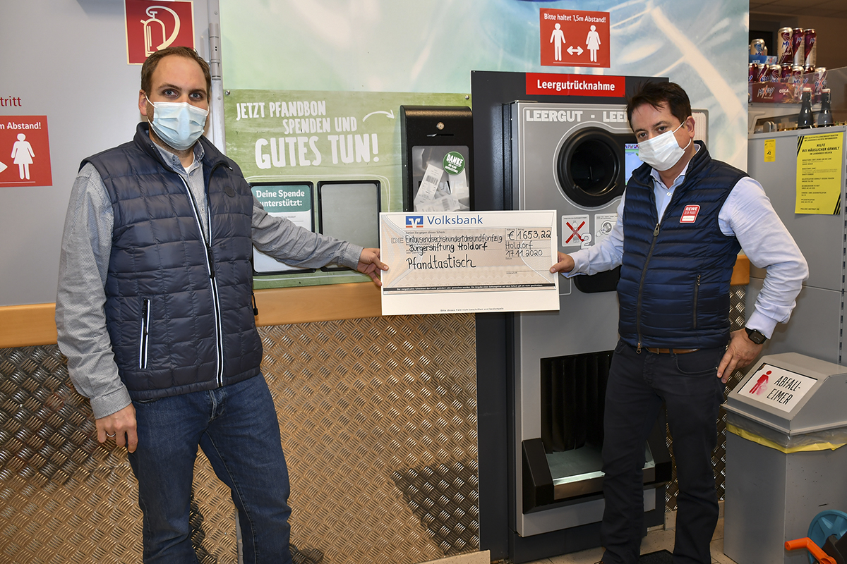 Rewe Markt Geschaftsfuhrer Guido Hornschemeyer Uberreicht Scheck