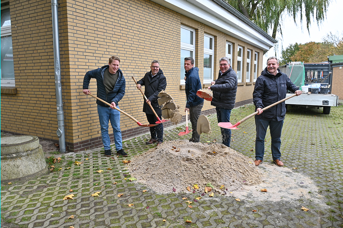 24 Spatenstich Lehrerzimmer GKS